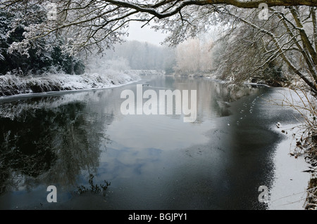 Fluss Lagan bei Minnowburn, Belfast, Halbgefrorenes, Banken mit Schnee bedeckt. Stockfoto