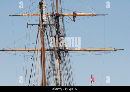 An Bord der PRIDE OF BALTIMORE II arbeiten empor Stockfoto