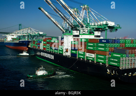 Containerschiffe am Dock mit Schleppern, Hafen von Los Angeles, Kalifornien Stockfoto