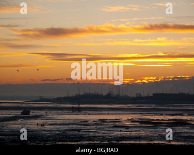 Sonnenuntergang bei Ebbe in Chichester Harbour, Langstone, Havant, Hampshire Stockfoto