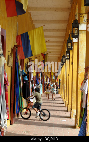 Las Bovedas Handwerk, Kleidung und Souvenir-Shops, Altstadt, Cartagena, Kolumbien, Südamerika Stockfoto