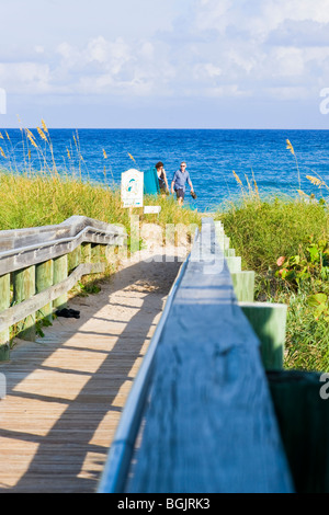 Palm Beach Shores, Florida, Privatweg zum Strand mit jungen Paar blau grüne Meer & mit gelbem sand Stockfoto