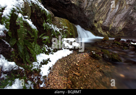 Lumb Loch und die Nachwirkungen von einigen schweren Schnee im Frühjahr 2010 in The Peak District. Stockfoto