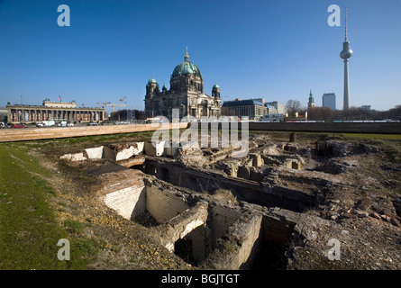 Berlin 2009, Ruinen des Palastes Stadtschloss mit Fernsehturm am Alexander Platz und Dom, Kathedrale im Hintergrund. Stockfoto