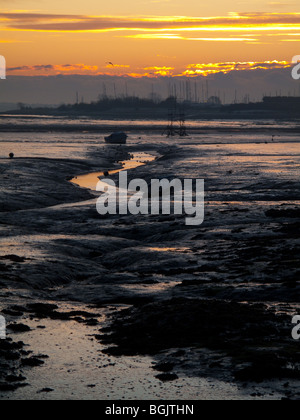 Sonnenuntergang bei Ebbe in Chichester Harbour, Langstone, Havant, Hampshire Stockfoto