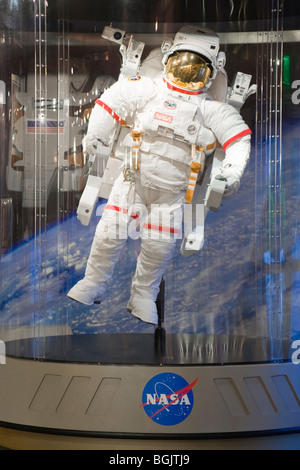 Kennedy Space Center Center, Anzeige der NASA Raumanzug für Astronauten mit Raum-Erweiterungs-Pack befestigt Stockfoto