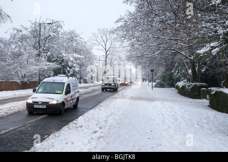 Verkehr auf teilweise bezugsbereit Straße und Schnee fallen weg. Major Schneefall A3 Bereich von Hampshire Januar 2010 Stockfoto