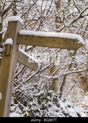 Ein öffentlicher Fußweg Zeichen bedeckt Schnee im Fox Covert Naturreservat in der Nähe von Calverton Nottinghamshire, England UK Stockfoto