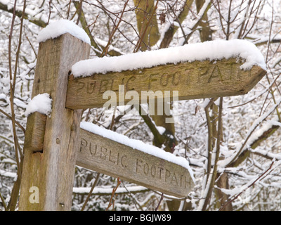 Ein öffentlicher Fußweg Zeichen bedeckt Schnee im Fox Covert Naturreservat in der Nähe von Calverton Nottinghamshire, England UK Stockfoto