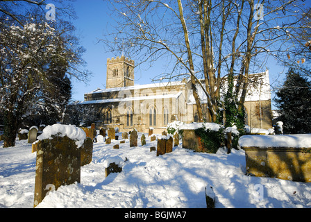 OXFORDSHIRE, VEREINIGTES KÖNIGREICH. St. Leonard Kirche im Schnee, in der Nähe von Witney Eynsham. 2010. Stockfoto