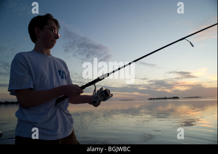 Teenager Angeln bei Sonnenuntergang, Golfküste, Pine Island Florida Stockfoto