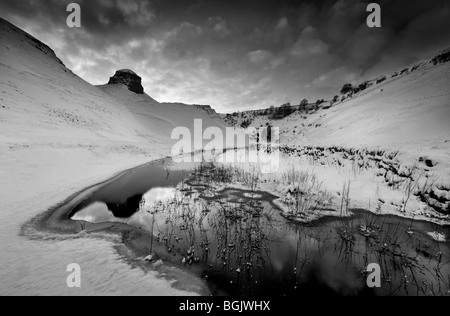 & Schwarz-weiß Sonnenuntergang über Peter Stein in The Peak District während der Schnee von Anfang 2010. Stockfoto