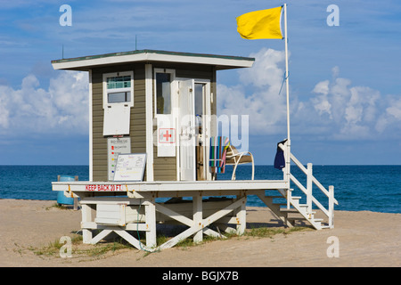 Palm Beach Shores, Florida, Baywatch-Rettungsschwimmer-Hütte mit gelben Flagge vor Hintergrund des blauen Himmels & Meer & mit gelbem sand Stockfoto