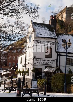 Schnee rund um das Ye Olde Trip zu Jerusalem Public House in Nottingham City, Nottinghamshire, England UK Stockfoto