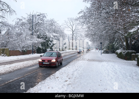 Verkehr auf teilweise bezugsbereit Straße und Schnee fallen weg. Major Schneefall A3 Bereich von Hampshire Januar 2010 Stockfoto