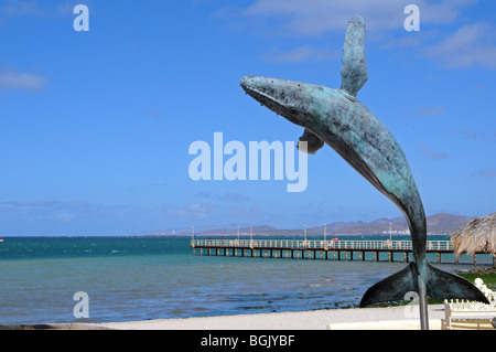 Wal-Statue über dem Horizont am Malecon springen / Strandpromenade, Menschen stehen auf der Pier, La Paz, Baja California, Mexiko Stockfoto