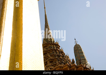 Wat Phra Kaew, Seite der goldene Chedi, Goldmosaik Detail- und Turm der Phra Mondop Bibliothek Stockfoto