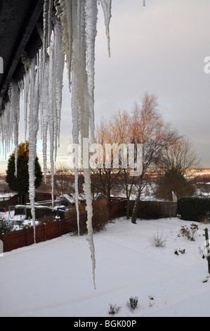 gefrorenen Eiszapfen hängen vom Dach kalten Schnee bedeckte Winter Tag Großbritanniens großen Einfrieren Stockfoto