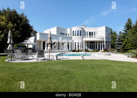 Weiße moderne Luxushaus mit pool Stockfoto