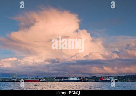 Cumulus cloud bauen sich über Schottland Orkney Kirkwall Hafen Stockfoto