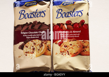 Pakete von McVities prahlerisch Kekse - Belgische Schokolade Klumpen und Cranberry & Mandel auf weißem Hintergrund Stockfoto