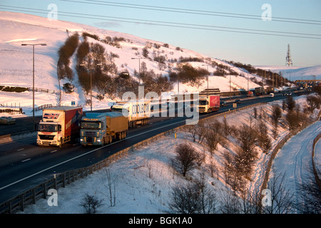 Autobahn M62 bei Einbruch der Dunkelheit im Winter. In der Nähe von Rochdale, herab aus der Pennines, in Richtung Manchester. UK Stockfoto