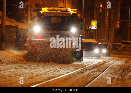 Schneepflug Schneeräumung von einer Straße in starkem Schneefall am Abend Stockfoto