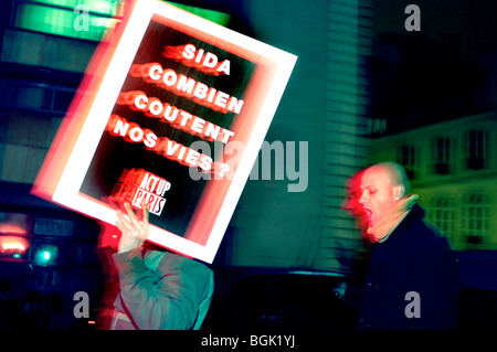 Paris, Frankreich, Aidsaktivisten des Act up-Paris protestieren gegen die Verhaftung eines ihrer Mitglieder, halten Protestschilder in der nächtlichen Demonstration, ACT up Poster Stockfoto