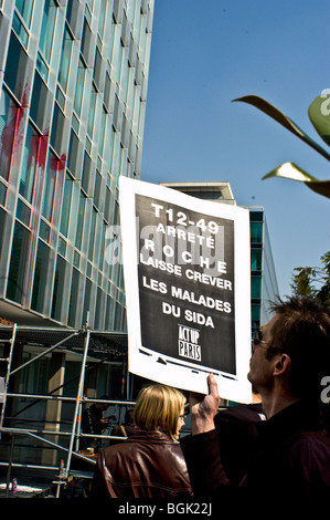 Paris, Frankreich - Detail, Zeichen, AIDS-Aktivisten des Act up-Paris protestieren gegen Pharmaceutical Corporation, Roche, Holding Sign, Act up Poster Stockfoto