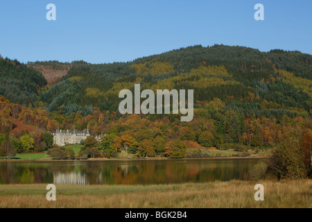 Tigh Mor Holiday Homes, ehemals Trossachs Hotel, am Loch Achray im Herbst, Loch Lomond and Trossachs National Park, Stirling, Schottland, Großbritannien Stockfoto