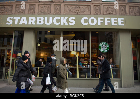 Starbucks Coffee-Shop auf dem Times Square in New York Stockfoto