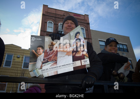 Arbeiter für das US Census Bureau bei der drei Könige Day Parade in Bushwick Nachbarschaft in Brooklyn, New York Stockfoto