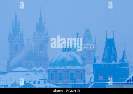 Prag - Türme der Altstadt bei starkem Schneefall Stockfoto