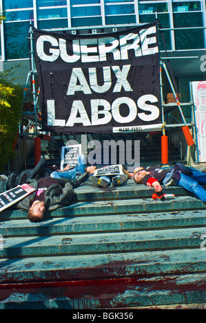 Paris, Frankreich - Gruppe hiv AIDS Aktivisten des Act up-Paris protestieren gegen Pharmaceutical Corporation, Roche, große Pharma-Proteste, ACT up Poster, Laying Down, Einstanzer Stockfoto