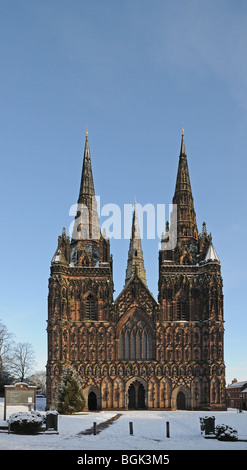 Westfassade der Kathedrale von Lichfield drei Türme und Weihnachtsbaum, umgeben von Schnee auf verschneiten Winter Tag 2010 Lichfield England Stockfoto