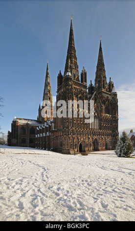 Westfassade der Kathedrale von Lichfield drei Türme und Weihnachtsbaum, umgeben von Schnee auf verschneiten Winter Tag 2010 Lichfield England Stockfoto