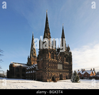 Westfassade der Kathedrale von Lichfield drei Türme und Weihnachtsbaum, umgeben von Schnee auf verschneiten Winter Tag 2010 Lichfield England Stockfoto