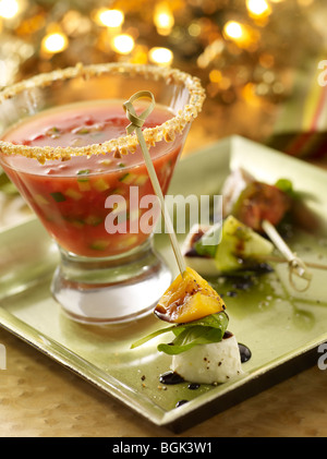 Caprese-Canape-Erbstück-Tomaten und Mozzarella und Gazpacho Suppe Stockfoto