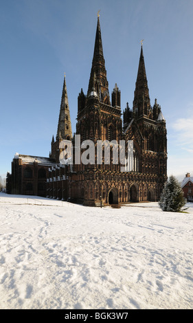 Westfassade der Kathedrale von Lichfield drei Türme und Weihnachtsbaum, umgeben von Schnee auf verschneiten Winter Tag 2010 Lichfield England Stockfoto