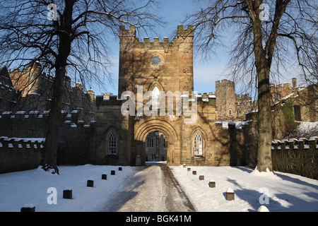 Das Tor zur Durham Castle gesehen unter winterlichen Bedingungen, Nord-Ost-England, UK Stockfoto