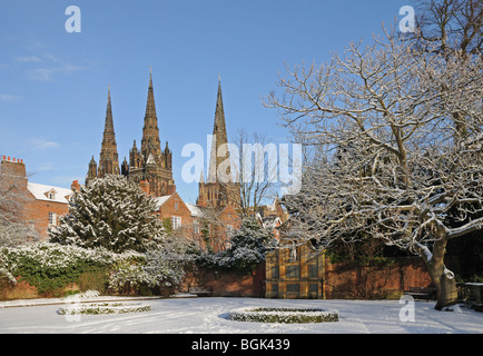 Drei Türme Kathedrale von Krieg Memorial Garden of Remembrance auf verschneiten Winter Tag 2010 Lichfield, Staffordshire England gesehen Stockfoto