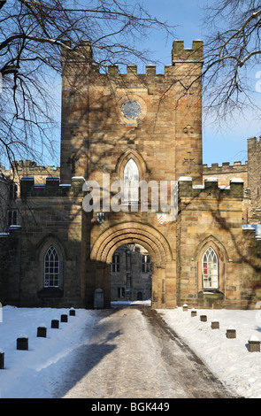 Das Tor zur Durham Castle gesehen unter winterlichen Bedingungen, Nord-Ost-England, UK Stockfoto