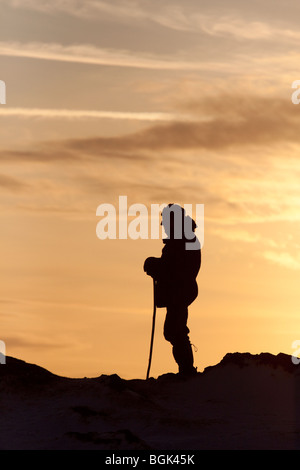 Walker auf Caer Caradoc Hügel am Abend Licht, Shropshire, England, UK Stockfoto