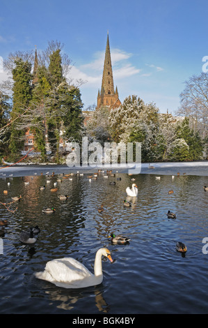 Drei Türme eingefroren Kathedrale Münster Pool Schwäne und Enten auf verschneiten Winter Tag 2010 Lichfield, Staffordshire England Stockfoto