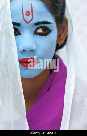 Indisches Mädchen, Gesicht gemalt, der hinduistische Gott Krishna. Indien Stockfoto