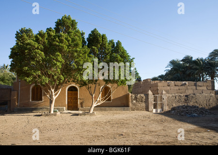 Der kleine Thoth-Tempel neben privaten modernen Haus in der Nähe der Tempel von Ramses III in Medinet Habu, West Bank, Luxor, Ägypten Stockfoto