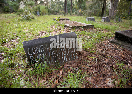 Micanopy FL - Sept 2008 - verwitterten alten bescheidenen Grabstein des Conrad Gladney 1904 geboren und starb im Jahre 1968 in der Nähe von Micanopy Florida Stockfoto