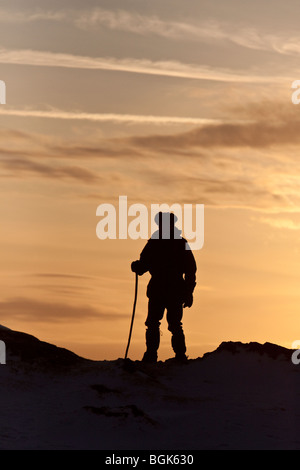 Walker auf Caer Caradoc Hügel im Winter Abendlicht, Shropshire, England, UK Stockfoto