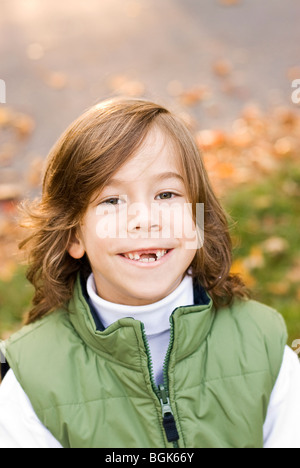 Junge mit fehlenden Zähnen lächelnd Stockfoto