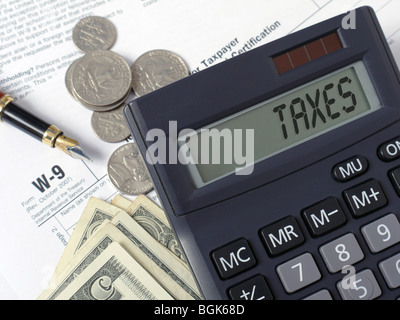 Taschenrechner mit lcd Anzeige steuern Wort mit Stift und US-Dollar auf w-9 Einkommensteuer Formen gelegt. Stockfoto